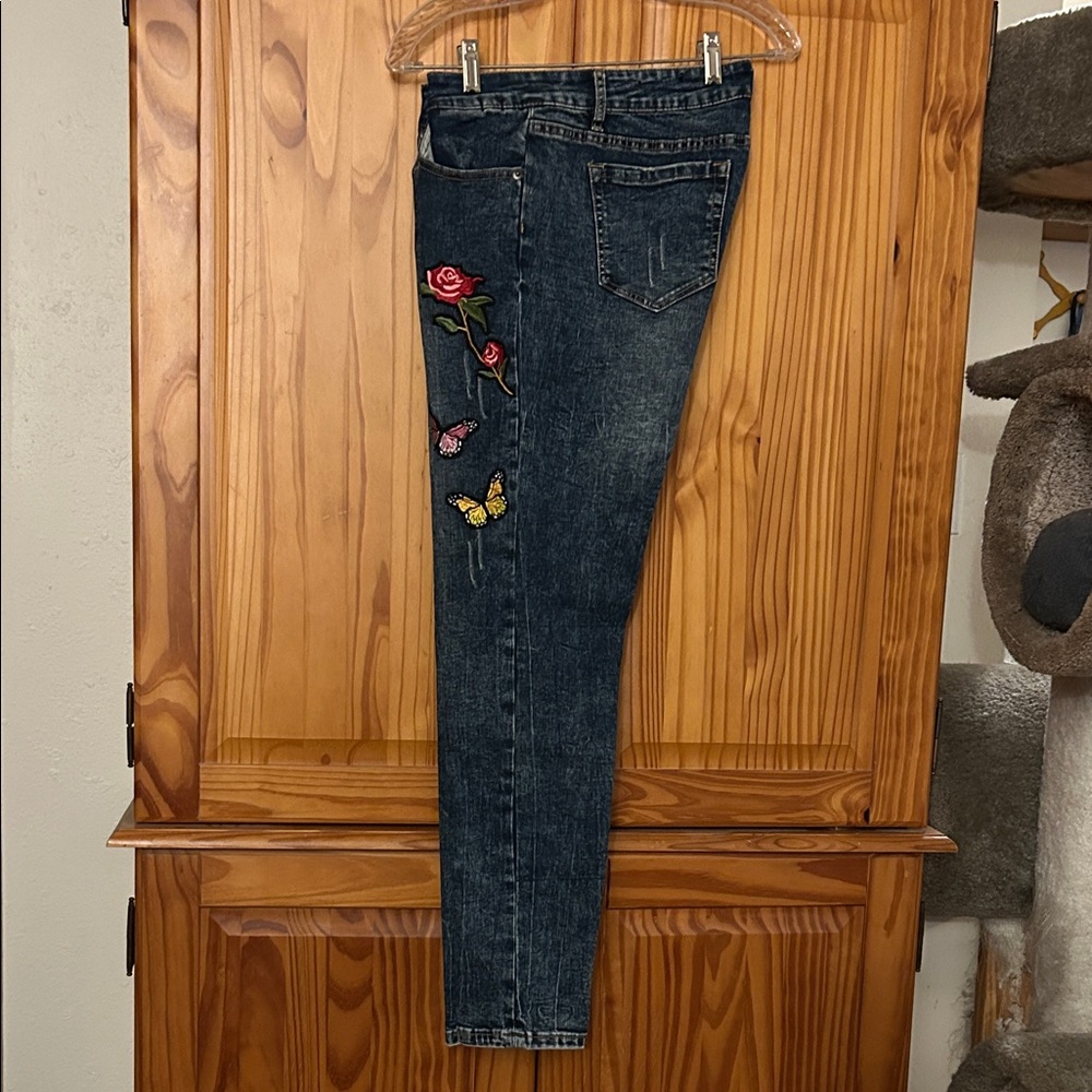 Rue21 Dark Blue Mid-rise Jeans with Floral and Butterfly Embroidery - Picture 3 of 6